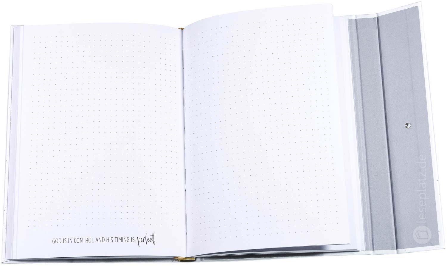 Notizbuch mit Knopf "God never leaves your side" Notizbuch mit Knopf "God never leaves your side"